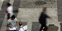 <p>Pessoas fazendo an&uacute;ncios de empregos distribuem folhetos em uma rua principal no centro de S&atilde;o Paulo</p>  Foto: Paulo Whitaker / Reuters