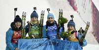 Vita Semerenko, Juliya Dzhyma, Olena Pidhrushna e Valj Semerenko comemoram a medalha de ouro no revezamento do biatlo 4x6 km  Foto: AFP