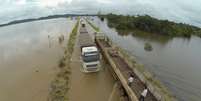 <p>Trecho da BR-364 inundado pelas águas do Rio Madeira na ligação entre Rondônia e o Acre</p>  Foto: Josenir Melo / Divulgação