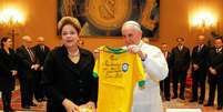 Papa ganhou uma camisa 10 da seleção brasileira autografada por Pelé  Foto: Roberto Stuckert Filho/PR / Divulgação