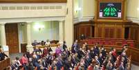 Deputados do Parlamento ucraniano votam pela reforma constitucional em 21 de fevereiro  Foto: AFP