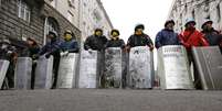 <p>Manifestantes fazem barricada em uma rua que leva a pr&eacute;dio do governo em Kiev</p>  Foto: Reuters