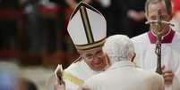 Papa Francisco abraça o papa emérito Bento XVI na Basílica de São Pedro  Foto: Reuters