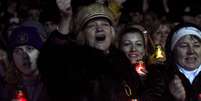 Manifestantes festejam reunidos na Pra&ccedil;a da Independ&ecirc;ncia, em Kiev, cerce dos protestos contra o governo de Yanukovich  Foto: AP