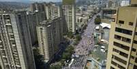 <p>Multidão de manifestantes em novo protesto nas ruas de Caracas contra o governo do presidente Nicolás Maduro</p>  Foto: AFP