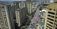 <p>Multid&atilde;o de manifestantes em novo protesto nas ruas de Caracas contra o governo do presidente Nicol&aacute;s Maduro</p>  Foto: AFP