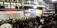 <p>Em São Paulo, policiais militares cercaram e isolaram manifestantes detidos durante o protesto</p>  Foto: Gabriela Biló / Futura Press