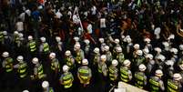 <p>Policiais militares cercam e isolam manifestantes detidos durante o último protesto contra a Copa em São Paulo</p>  Foto: Gabriela Biló / Futura Press