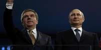 Presidente do COI, Thomas Bach aparece no Esádio Olímpico de Fisht ao lado de Vladimir Putin, presidente russo  Foto: Reuters