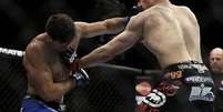 <p>Mão esquerda de Rory (dir.) toca Demian durante luta no UFC 170</p>  Foto: AP
