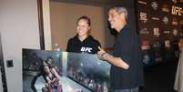 Ronda Rousey recebe prêmio de fã após vitória no UFC 170  Foto: Allan Brito / Terra