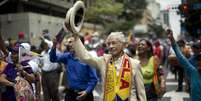 <p>Pedro Pablo Rivero, 81 anos, participa de passeata em apoio ao governo Maduro</p>  Foto: AP