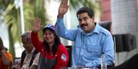 <p>Maduro&nbsp;acena &agrave; multid&atilde;o ao lado de sua esposa&nbsp;em dia de novo ato de apoio ao governo venezuelano</p>  Foto: AP