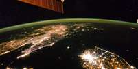 <p>Coreia do Norte (ao centro) aparece sob a escuridão entre a China (à esquerda) e a Coreia do Sul (à direita)</p>  Foto: NASA