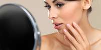 Presença prolongada da maquiagem no rosto, sobretudo durante a noite, tende a expandir e entupir os poros, prejudicando o processo automático de renovação celular realizado pela derme no período noturno, assim como o seu equilíbrio hídrico da pele   Foto: Shutterstock 