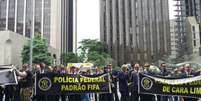 Agentes da PF fizeram um 'vuvuzelaço' em São Paulo em frente à Fiesp, na avenida Paulista, nesta segunda-feira  Foto: Janaina Garcia / Terra