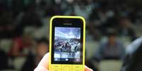 <p>Nokia mostrou o modelo 220, o que chamou de telefone com acesso à internet mais acessível (em termos de preço) do mercado: 29 euros</p>  Foto: Gustavo Casadio / Terra