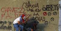 <p>Manifestantes confrontam a pol&iacute;cia durante um protesto contra o governo do presidente venezuelano Nicolas Maduro em Caracas</p>  Foto: Jorge Silva / Reuters