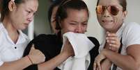 A m&atilde;e de duas das crian&ccedil;as mortas na Tail&acirc;ndia no final de semana (centro) chora no hospital em Bangkok enquanto espera os corpos dos filhos: uma menina de 6 anos e um menino de 4 anos; eles foram mortos em protestos contra o governo  Foto: AP