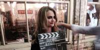 <p>A modelo posou descal&ccedil;a nos bastidores</p>  Foto: Divulga&ccedil;&atilde;o