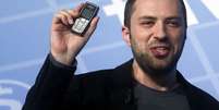 <p>Jan Koum, o cofundador do WhatApp ainda utiliza celular comum por ver potencial neste mercado </p>  Foto: Reuters