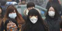 Chineses estão acabando com os estoques de máscaras faciais  Foto: Reuters