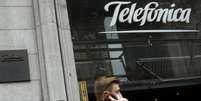 <p>Fachada da companhia de telecomunição Telefonica em Madri; lucro da companhia no Brasil caiu 18,4% no primeiro trimestre deste ano</p>  Foto: Sergio Perez / Reuters