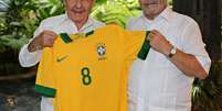 Lula presenteou o presidente cubano com uma camisa da Seleção Brasileira de Futebol  Foto: Ricardo Stuckert/Instituto Lula / Divulgação