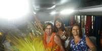 As tr&ecirc;s amigas improvisam transporte das fantasias no &ocirc;nibus  Foto: Marcus Vinicius Pinto / Terra