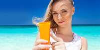 Bastante indicada pelos dermatologistas para proteger a pele da ação negativa dos raios ultravioleta, o protetor solar pode prejudicar a produção de vitamina D no corpo    Foto: Shutterstock 