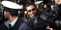 Italiano reagiu com irritação ao assédio de repórteres que o esperavam em terra quando voltou  Foto: Reuters