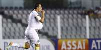 Damião marcou pela segunda vez com a camisa santista  Foto: Ricardo Saibun / Gazeta Press