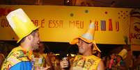 Há um ano, o engenheiro de petróleo Felipe Rupino (com o cone na cabeça) trocou o Rio de Janeiro por Salvador, onde passa o Carnaval há 10 anos  Foto: Tássia Novaes/PrimaPagina