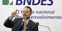 Presidente do BNDES, Luciano Coutinho, durante coletiva de imprensa na sede do banco, no Rio de Janeiro. O Banco Nacional de Desenvolvimento Econ&ocirc;mico e Social (BNDES) encerrou 2013 com um lucro praticamente est&aacute;vel sobre o ano anterior, com recupera&ccedil;&otilde;es de cr&eacute;dito compensando menores resultados em opera&ccedil;&otilde;es financeiras e participa&ccedil;&otilde;es societ&aacute;rias. 19/04/2012.  Foto: Sergio Moraes / Reuters