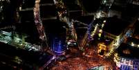 Vista aérea mostra o Marco Zero lotado de foliões para o show de abertura  Foto: Marcos Pastish / Divulgação