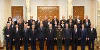 Presidente interino no Egito, Adly Mansour, ao centro, posa com o os membros dnovo gabinete, durante a cerimônia de posse no palácio presidencial em Cairo, em 1 de março de 2014  Foto: AFP