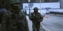<p>Homens armados patrulham o aeroporto em Simferopol, na Crimeia, Ucrânia, nesta sexta-feira</p>  Foto: David Mdzinarishvili / Reuters