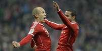 Robben comemora um dos seus três gols com Thiago Alcântara  Foto: AFP