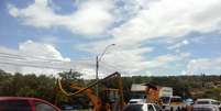 <p>Caminhão bateu em sinalizador de altura em avenida de Campinas, e bloqueou via por mais de duas horas</p>  Foto: Fabio Carchano / vc repórter