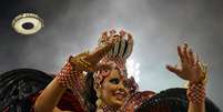 Lorena Bueri deu show à frente da bateria da Pérola Negra  Foto: AFP