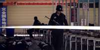 Policiais cercaram o local em Kunming, no sul da China. Quatro dos agressores foram mortos pelos militares  Foto: AP