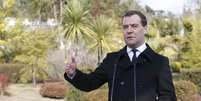 Primeiro ministro da Rússia, Dmitry Medvedev, fala com jornalistas em Sochi, em 24 de fevereiro  Foto: Reuters