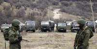 Veículos militares, que acredita-se serem do exército russo, são vistos próximo ao território de uma unidade militar ucraniana, na vila de Perevalnove, nos arredores de Simferopol, em 2 de março  Foto: Reuters