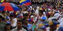 Manifestantes contra o governo de Maduro fazem marcha pacífica neste domingo na região metropolitana de Caracas  Foto: Reuters