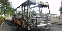 <p>Ônibus, caminhões e automóvel são incendiados durante a madrugada por adolescentes em Promissão</p>  Foto: Chico Siqueira / Especial para Terra