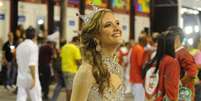 Juliana Paiva tamb&eacute;m mostrou samba no p&eacute; com a Grande Rio  Foto: Dhavid Normando / Futura Press