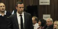 Observado por June Steenkamp (à dir.), mãe de Reeva, Oscar Pistorius chega ao tribunal de Pretória para o início do julgamento pela morte da namorada  Foto: AP
