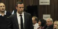 Observado por June Steenkamp (&agrave; dir.), m&atilde;e de Reeva, Oscar Pistorius chega ao tribunal de Pret&oacute;ria para o in&iacute;cio do julgamento pela morte da namorada  Foto: AP