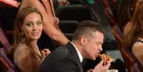 Angelina Jolie e Brad Pitt durante distribuição de pizza promovida por Ellen DeGeneres  Foto: AP