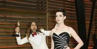 <p>Jared Leto brinca em foto com Anne Hathaway</p>  Foto: Reuters